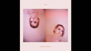 Miniatura del video "Uffie - No Regrets (Official Audio)"