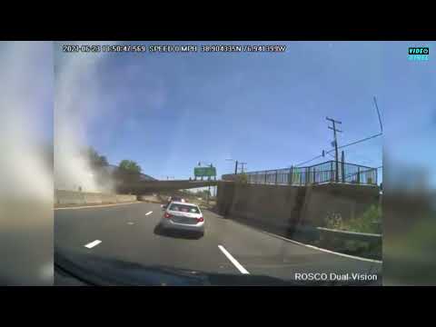 Dashcam: Bridge collapse in Washington DC, crushing a truck and injuring 6 people. – © Videokings