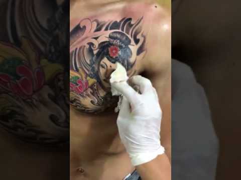 Video hình xăm geisha ngực cho bạn khách - youtube