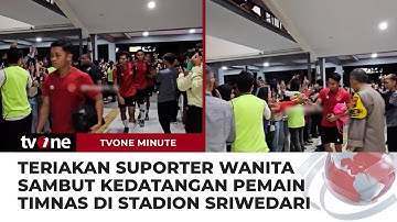 Gerombolan Suporter Wanita Sambut Pemain Timnas U-23 yang Hendak Berlatih | tvOne Minute