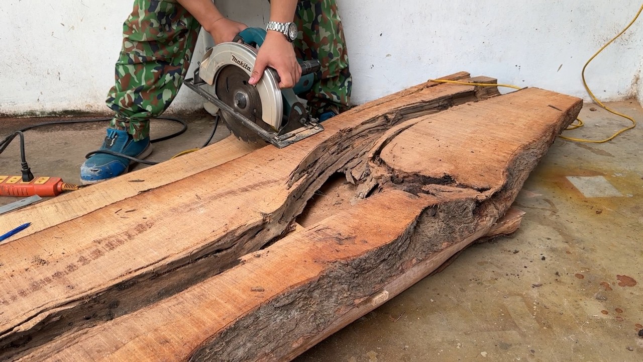 Everyone Contempt This Pile of Rotten Wood — Until the Craftsman Turned It Into a Great Masterpiece!