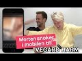 Morten snoker i mobilen til Vegard Harm