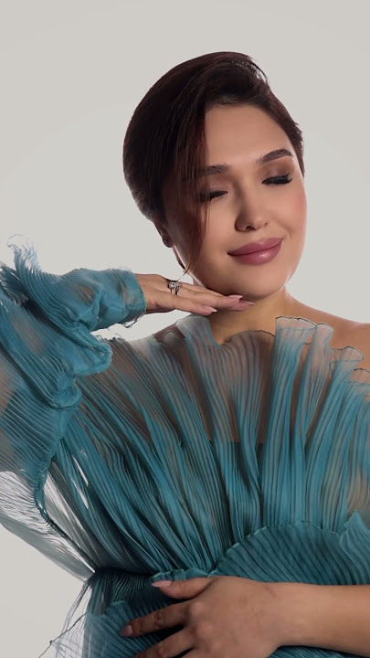 Qisqa yubkada sikilgan