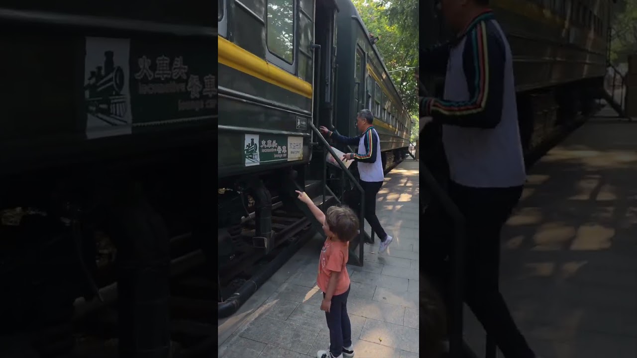 Старый паровоз в центре Гуанчжоу - снял на Samsung s25 Edge 