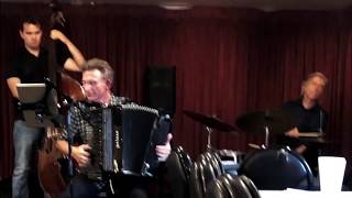 Samba de Orpheus / Frank Petrilli / Accordionaires of Los Angeles July 17, 2018
Thanks to Dave Noferi for inviting me to play at the Accordionaires club event on July 17, 2018, accompanies by two great musicians, Sinclair Lott on drums and Mike Gurrola on acoustic bass. Im playing on my Petosa AM1100 Jazz Model. Samba de Orpheus / Frank Petrilli / Accordionaires of Los Angeles July 17, 2018