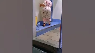 البنت تضرط وتركض الى المرحاض Shorts 