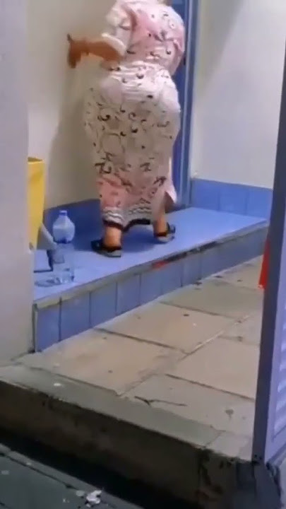 البنت تضرط وتركض الى المرحاض 😂😂#shorts