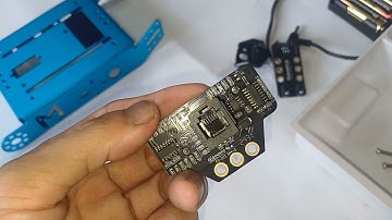 Việc làm đầu tiên ráp robot mBot - Ráp dây cáp vào thiết bị cảm biến siêu âm và cảm biến dò đường