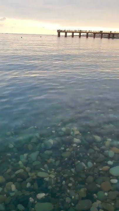 Черное море как слеза такое прозрачное. Дикий пляж возле пляжа Богатырь ...