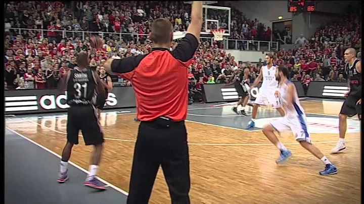 Play of the night: Casey Jacobsen, Brose Baskets B...