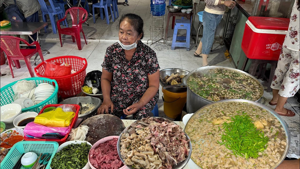 Kỳ lạ 4 giờ sáng đoàn người kéo nhau đi ăn cháo bò thịt tươi mới mổ từ lò
