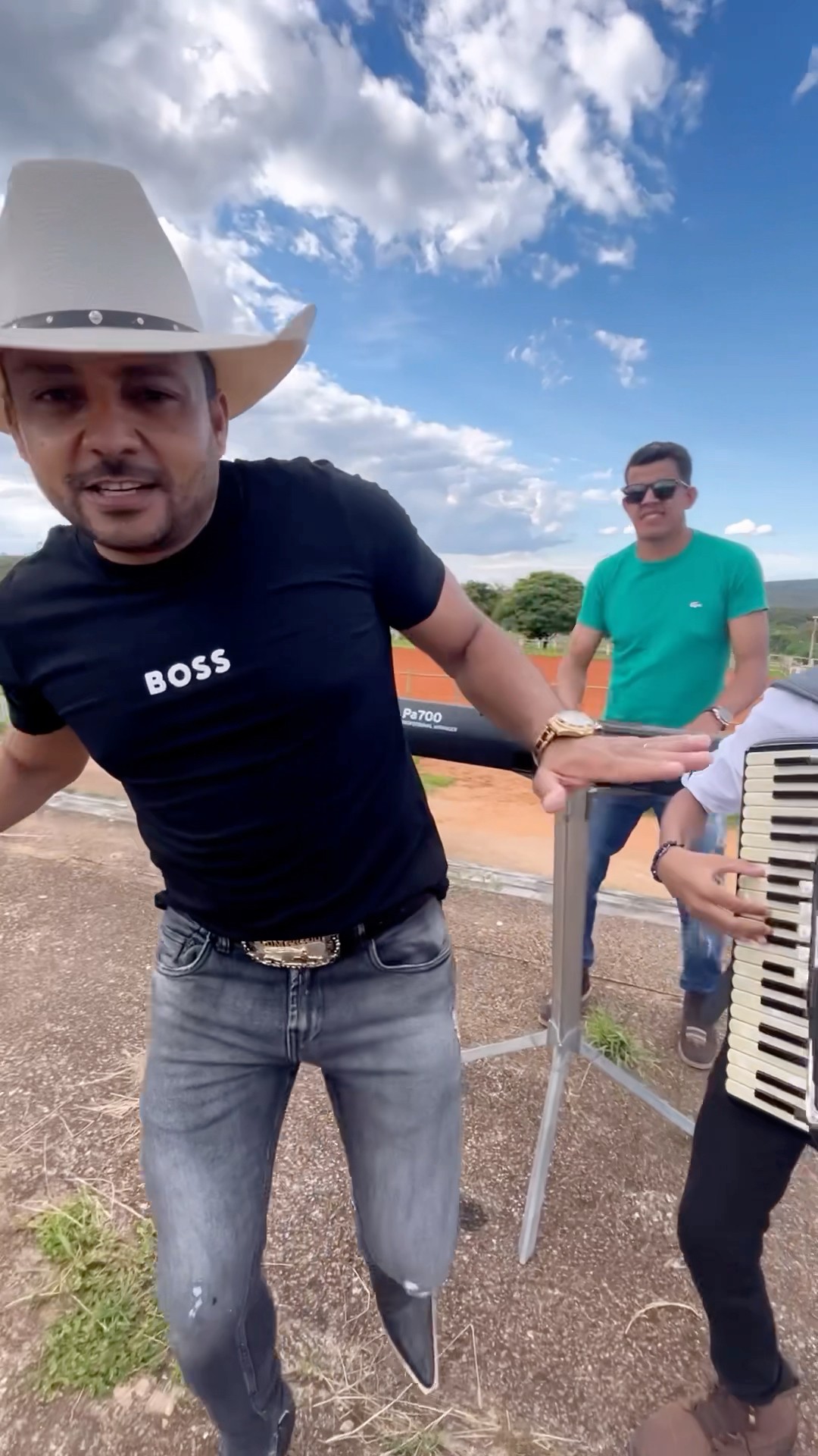 Bota esse Piseiro pra bombar estourada com Alejandro e seu pai #boanoiteee