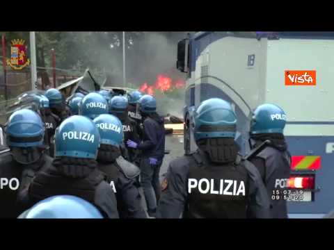 Sgombero di Primavalle, roghi e barricate degli occupanti contro la Polizia