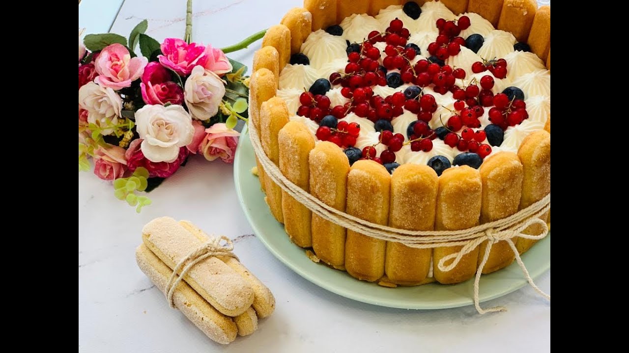 Tort cu iaurt grecesc și fructe de pădure