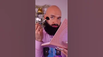 رجل يضع مكياج بطريقه احترافيه 