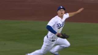 SF@LAD: Pederson shines at the plate, in the field