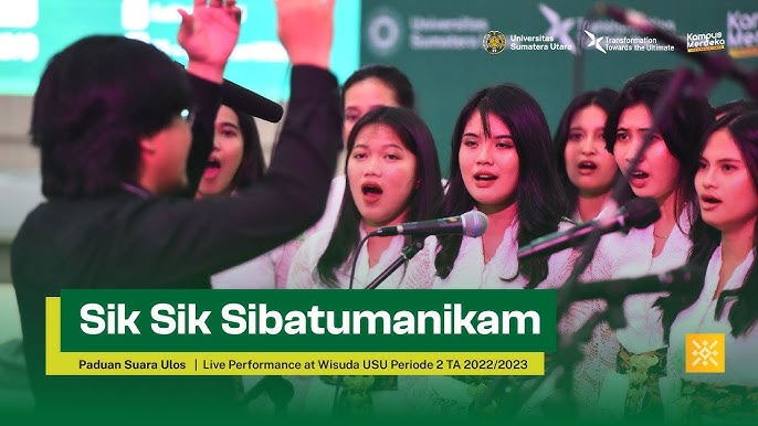 U uning emchaklarini va mushukni yaladi, keyin uni yotoqda shirinlik bilan sikdi.