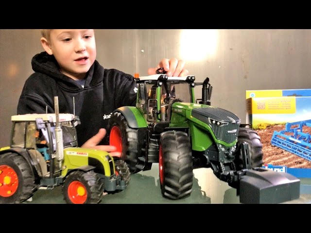 BRUDER TRACTORS for Kids 🚜FENDT 1050 VARIO farming gear for