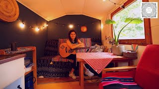 Video-Miniaturansicht von „Musikerin lebt im Bauwagen in Berlin“