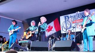 The keys in the mailbox Connie Smith sings at Blueberry Bluegrass Festival 2011  Stony Plain Alberta 054 chords