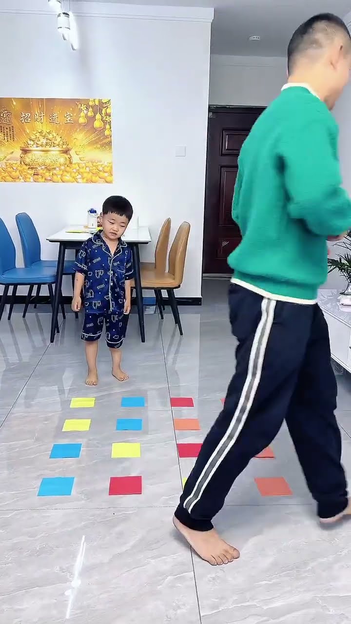和爸爸一起玩亲子小游戏，儿子太机智了！#Cute baby#Cute#呆萌小米宝#聪明宝宝#萌娃#整蛊#测试