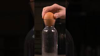 Как Протолкнуть Яйцо В Бутылку? #Эксперимент #Крастер
