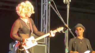 Video thumbnail of "Samantha Fish Rocking The Dallas Guitar Show With Her Cigar Box Guitar"