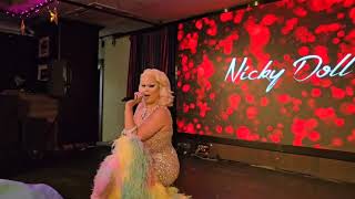 Nicky Doll Sings Toxic (Britney Spears) Live in Singapore!