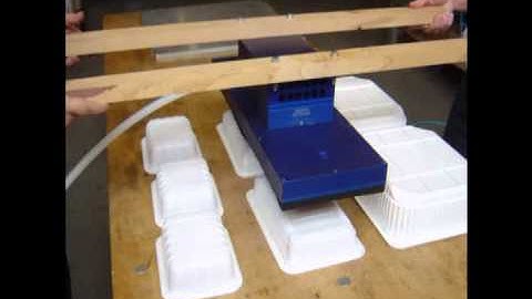 Plastic trays lifting with Octopus Vacuum Gripping System SO 20 60X