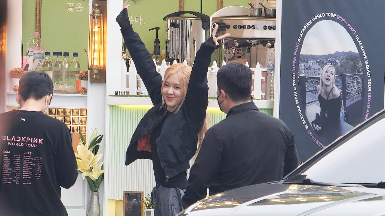 221016 로제 커피차 인증 Rosé takes a picture of coffee truck: 블랙핑크 콘서트 출근길 BLACKPINK:  올림픽공원 KSPO DOM: ROSE