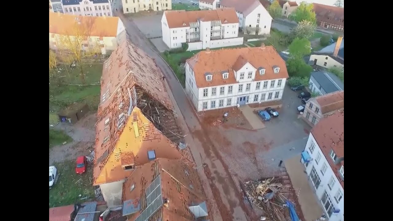 Drohnen-Aufnahmen zeigen Zerstörung: Bützow (Mecklenburg-Vorpommern) nach dem Tornado, 5. Mai 2015