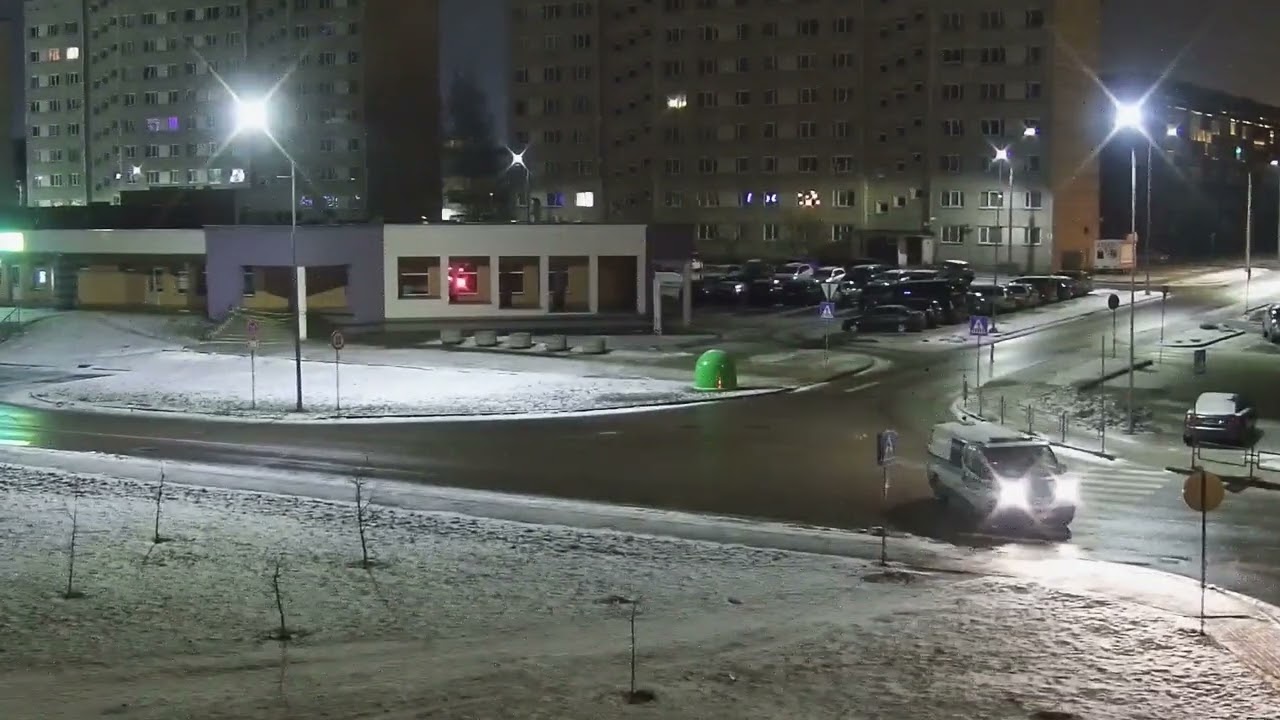 Par vismaz 15 automašīnu apskādēšanu aiztur iereibušu jaunieti