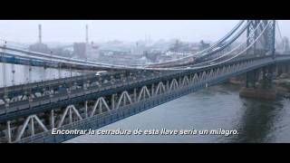 "Tan Fuerte y Tan Cerca". Trailer.  Oficial Warner Bros. Pictures (Subtitulado)