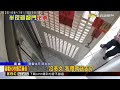 高雄大寮婦失控 凌晨開關門 狂撞鄰居大門@newsebc