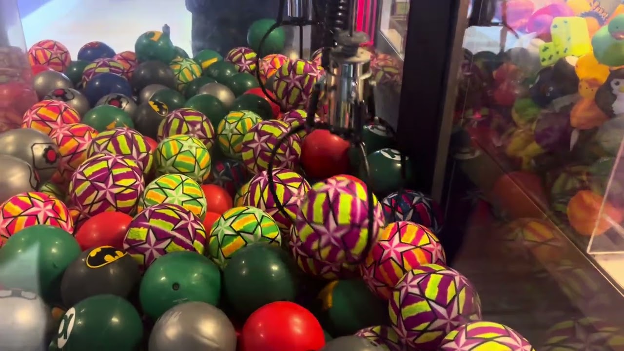 Ледяной автомат с клешней в боулинг-центре Metro Bowl (модель Rainforest cafe) (небольшой поток п...