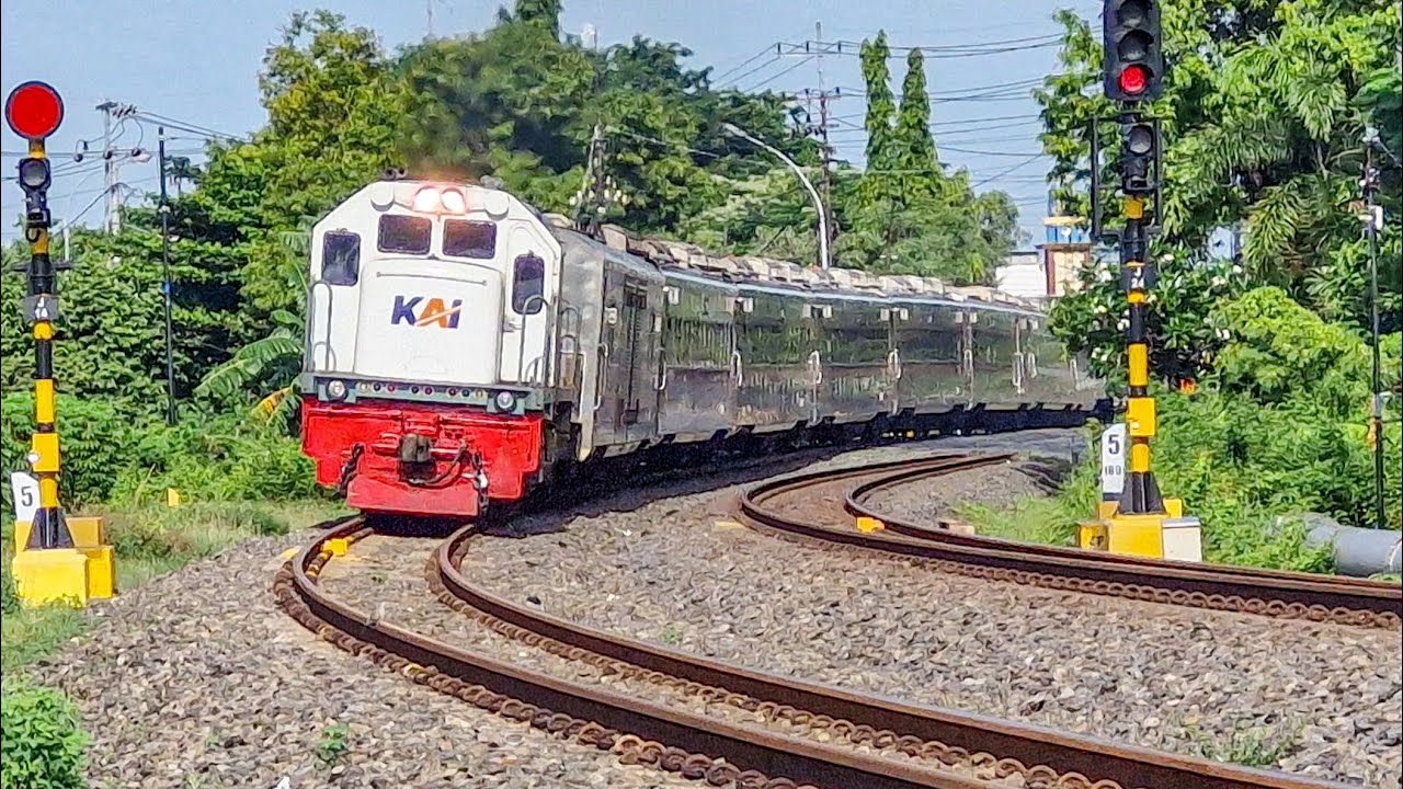 PASUKAN KERETA PAGI PADATI STASIUN BESAR JALUR UTARA!! Berburu Kereta Api di Area Stasiun Lamongan