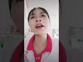Vì sao em phải khóc, khóc, khóc khóc làm gì. Cười lên đi em nhé, nhé, nhé sẽ vui thôi