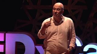 O mundo precisa de gente criativa, criadora e sem vergonha | José Bueno | TEDxCampinas