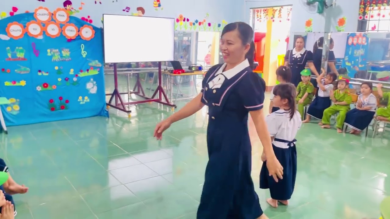 Tiết day âm nhạc: dạy hát chú bộ đội lớp 4-5 tuoi