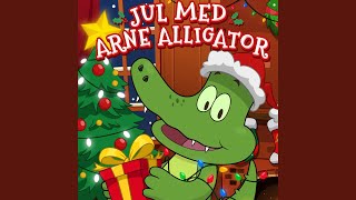Video thumbnail of "Arne Alligator & Jungletrommen - Jul I Rummet (Dansk)"
