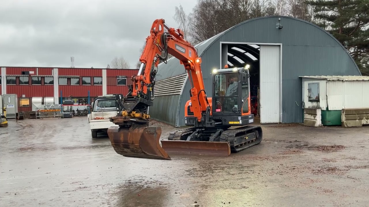 Bandgrävare Doosan DX85R-3 med tiltrotator och redskap