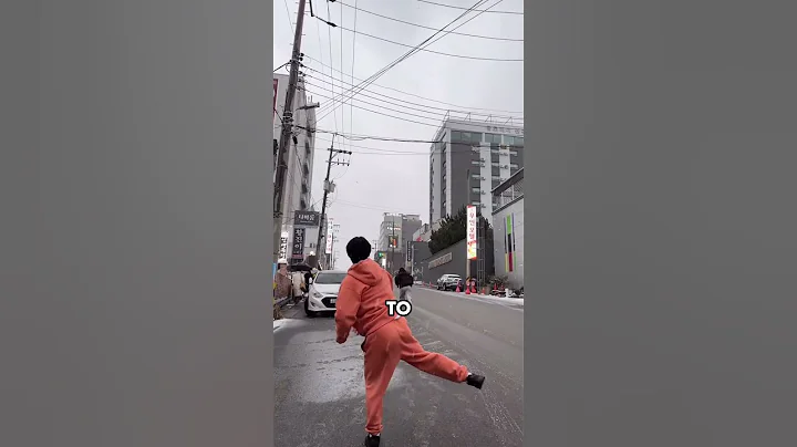 The Fastest Snowball Thrower 😨  (📷: @seung_beom_52)