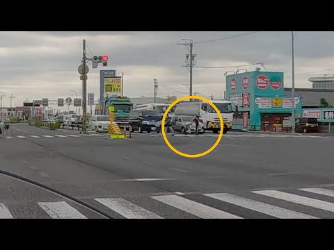先頭のクラウンがお手本を示したドラレコ