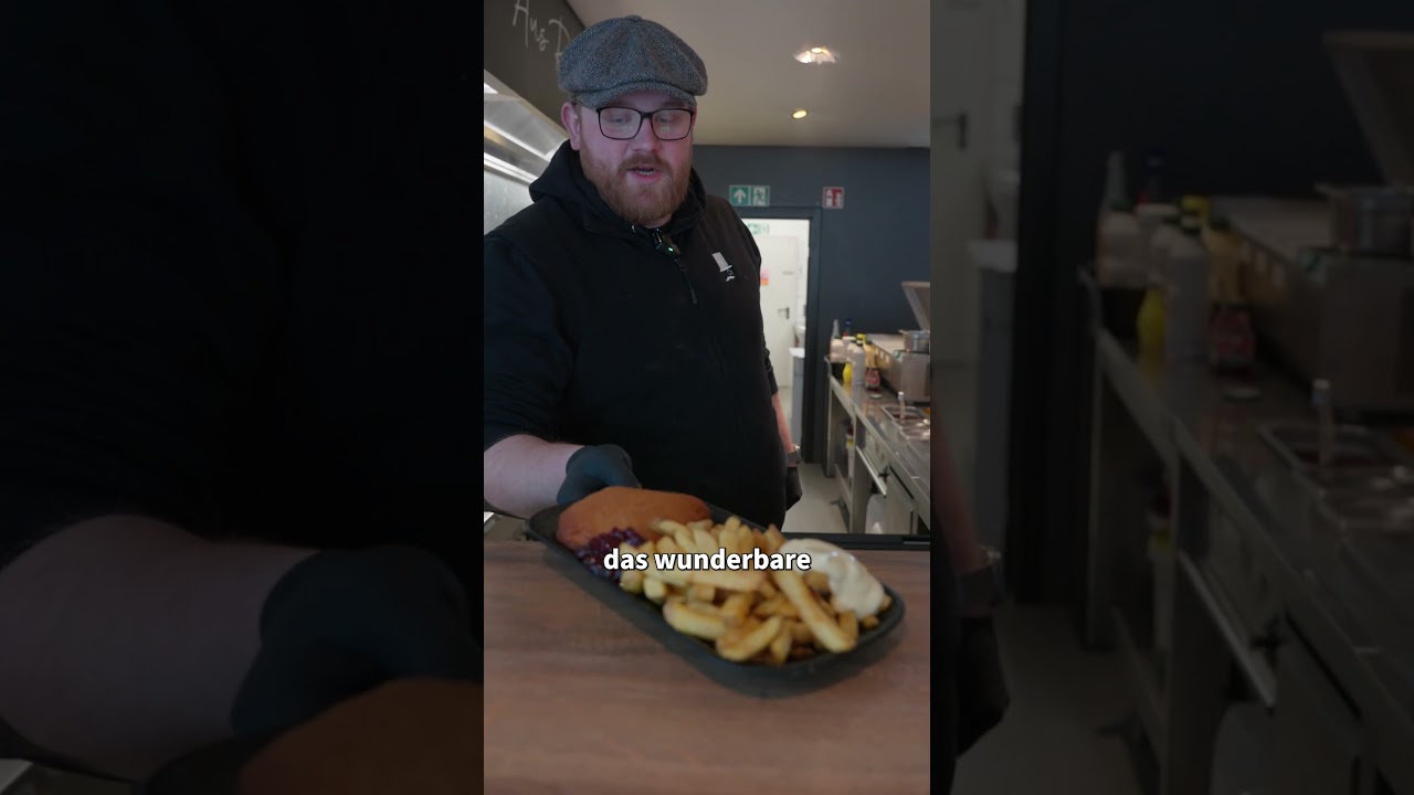 Schnitzel Wiener Art mit frischen dicken Fritten und Preiselbeeren. 7,50€