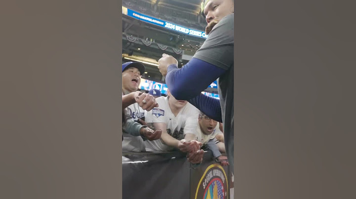 Brusdar handing out Yankee Stadium dirt to fans after the game is everything. #worldseries