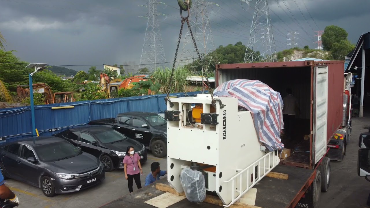 unstuffing container by Asmadi Mamat 