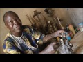 Le gurisseur voodoo du bnin explique ses outils et ses potions