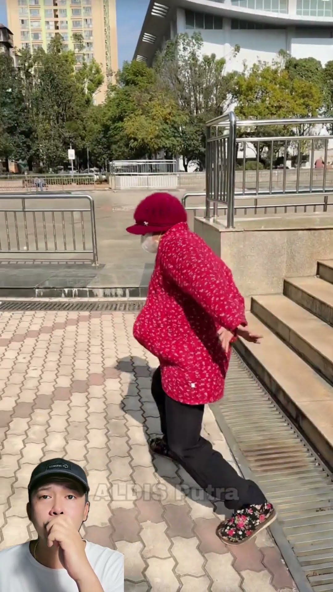 MACAM2 NENEK MENURUNI TANGGA ? #dubbing #funny #shorts