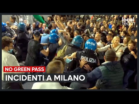Milano, sabato di tensione: incidenti tra No Green Pass e polizia