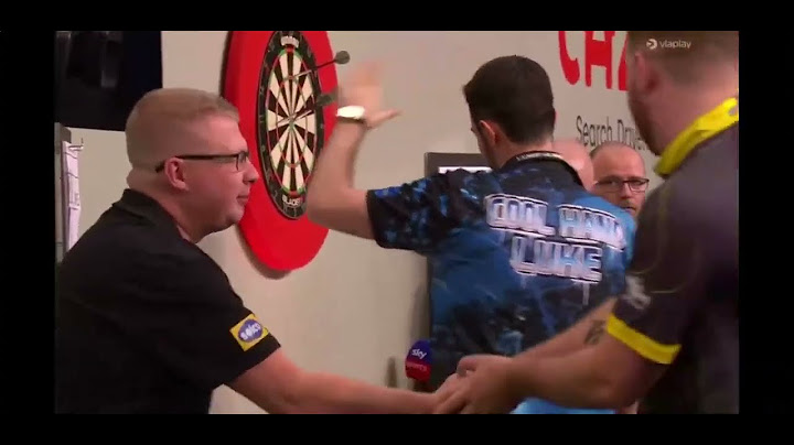 Scott Williams Gives Luke Humphries The Middle Finger